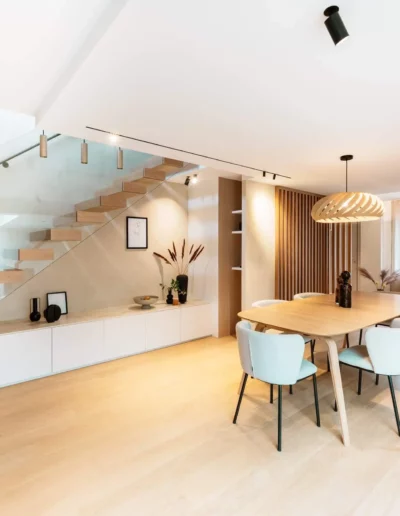 salle à manger en bois avec des escalier dans le fond